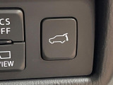 【パワーバックドア】スマートキーや運転席のボタンを押すだけでリアゲートが自動で開閉します!荷物を持っている時や、高い位置にあるバックドアを閉める際に便利な機能です♪