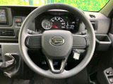 インテリアに合わせたデザインのステアリングは、運転される方のことも考え、運転しやすい形状、大きさです。是非一度、実際に触ってお確かめください。