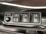 パワーウィンドは今や当たり前の機能ですが、無いと困る機能です。運転席からの操作で、全席の窓を振るオープンにしたり、フルクローズが可能です。