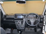 デザインもよく、居心地のよい運転席ですね。分かりやすいスイッチ類ですから操作もしやすく運転をサポートします。ぜひご来店いただき、実際にお座りいただいてステアリングを握ってみてください!