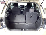 後席は分割可倒式で、用途に合わせてアレンジ可能。荷物の量や乗車人数に応じて柔軟に使える便利なシートです。