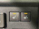 寒い日のドライブを快適にする運転席&助手席シートヒーターが付いてます。その隣にはアクセサリーソケット(12V/120W)も装備されています。