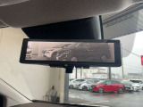 スマートルームミラーは、車両後方に設置されたカメラの映像を、ルームミラーに映し出すことで、死角をなくし、安全性を向上させることができます。また、夜間や雨天時でも、クリアな映像を映し出すことができます。