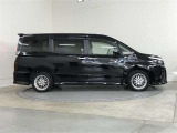 広々とした車内空間に優れた燃費性能。更にデザインも上質で人気のお車です!
