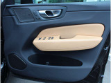 安全性を重視するVOLVOなら、パワーウインドースイッチも、直視せずに感覚で操作が可能です。