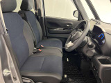運転席も広くゆとりのある室内です