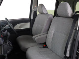 長時間の運転も疲れにくいフロントシート!体をしっかり支えてくれて運転がしやすい形状です!!