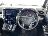 運転席まわりです。 各操作スイッチは使いやすい位置に配置されてます。
