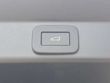 【ハンズフリーテールゲート】キーを持った状態でリヤバンパーの下に足を差し入れて引くように動かすとセンサーが検知し自動で開閉します。もちろんボタンも有効です。