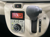 【オートエアコン】一度お好みの温度に設定すれば、車内の温度を検知し風量や温度を自動で調整。暑い&hellip;寒い&hellip;と何度もスイッチ操作をする必要はありません。快適な車内空間には必須の機能ですね♪