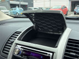 【小物入れ】車内の小物入れが充実しており、スマホや財布などの収納に便利です。快適なドライブをサポートします。