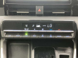 オートエアコンは温度を設定するだけで、自動で風量などを設定してくれます。運転しながら操作も必要ないので、安全性も向上します。