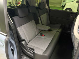7名乗車時はベンチシート、4名乗車時は2列目の真ん中をアームレストとしてもお使いいただけます。