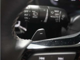 ◆減速セレクター装備◆ステアリングホイールの左右に取り付けられた2つのパドルスイッチで減速の強さを調整。 左側の「-」を操作すると減速を強く、右側の「+」を操作すると減速を弱くすることができます。