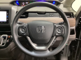 ハンドルにHondaセンシング系のクルーズコントロールやレーンキープアシストなどのスイッチと、オーディオの操作スイッチが装備されています。ハンドルから手を離さず安全に操作できます。