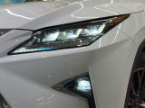 【角型三眼LEDヘッドライト】スタイリッシュな見た目の三眼LEDヘッドライトを装備♪スタイルだけでなく、夜間の走行も視界良好で安心してお乗りいただけます。