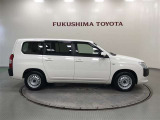 【まるごとクリーニング】シートを取り外し、車内を徹底洗浄。隅々まで丁寧に仕上げています。