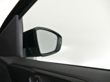 車両の斜め後方をモニタリング【ブラインドスポットモニター】を装備。後方死角検知機能が装備されておりミラーに内蔵された警告灯が点滅し注意を促します。