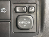 【電動格納ミラー】サイドミラーは電動格納式となっており、狭い駐車場でもキズがつくリスクを抑えられます。