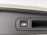 電動テールゲートの操作スイッチです。手荷物が多い時などに大変便利な機能です。