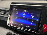 リバース連動のリアカメラを標準装備、ステアリング感応型ガイドラインが車庫入れを支援してくれます