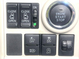 【両側パワースライドドア】スマートキーや運転席のスイッチで後席両側スライドドアの開閉が可能♪電動だから力を入れてドアを開ける必要が無く、小さなお子様でも簡単に開け閉めでき快適です♪