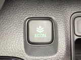 【eコンスイッチ】低燃費運転をサポートするECONモード。スイッチをONすると、エンジンやトランスミッション、A/Cなどを協調制御し、燃費の向上に貢献。エコドライブの効果を高めます。