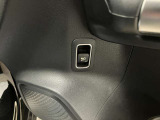 メモリー付きパワーシートが装備されている車両はシートの位置・ドアミラーの角度・ハンドルの位置を3名まで記憶出来ます。