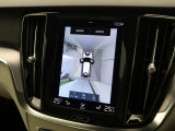 【360&deg;ビューカメラ】4台の高解像度カメラで360度の鳥瞰図を表示。隣の車や壁、死角にある障害物などを画面で確認できるため、狭いスペースでの駐車・出入りも安心です。