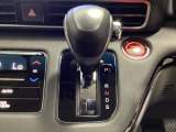 CVT車のセレクトレバーです。低速から高速まで、変速ショックのないスムーズな走りを実現するとともに、エンジン効率のよい領域を維持することで燃費にも貢献します。