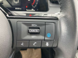 日産先進技術《プロパイロット搭載!》高速走行時などのロングドライブに一役買うのがクルーズコントロール機能です♪足をアクセルとブレーキから離しても、設定したスピードで自動で走ってくれます☆