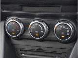 【オートエアコン】一度お好みの温度に設定すれば、車内の温度を検知し風量や温度を自動で調整。暑い&hellip;寒い&hellip;と何度もスイッチ操作をする必要はありません。快適な車内空間には必須の機能ですね。
