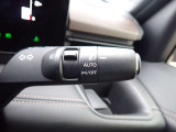 オートライト機能が装備されており暗い場所に入ると車両が検知しライトのON・OFFを自動的に切り替えてくれますので非常に便利な装備です♪