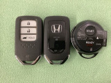スマートキーを装備しています。鍵を差し込むことなくドアロックの開け閉めと、トランクが開けられる電動テールゲートのボタンもついています。加えて、純正リモコンエンジンスターター用の操作キーもあります。