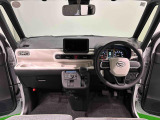 明るいコーディネートカラーに包まれた運転席空間。フロントガラス面積や位置取りが良く、Aピラーの内装色や形状にこだわることで前方・右前・左前方向の視認性がいいですよ!