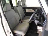 運転席の座面高さを調整できるシートリフターが付いています。フロントシートはベンチシートを採用で、座面も広く使い勝手もいいですよ♪