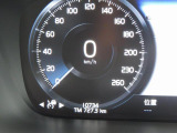 メーター中央にナビゲーションが表示されていており、運転中でも見やすい配置になっております。