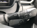 周囲の明るさに応じて自動でヘッドライトの点灯・消灯ができる機能です。トンネル通過時にライトの付け忘れ・消し忘れが無くなり雨の日や夕方の走行も安心・安全ですね♪