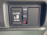 左側に電動スライドドアを装備。ワンタッチで開閉できるため、荷物の積み降ろしやお子さまの乗り降りがスムーズです。日常使いで便利な人気装備です。