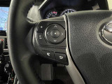 ステアリングスイッチ付きで、運転中に視線を前に向けたまま操作できます。