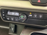 【オートエアコン】一度お好みの温度に設定すれば、車内の温度を検知し風量や温度を自動で調整。暑い&hellip;寒い&hellip;と何度もスイッチ操作をする必要はありません。快適な車内空間には必須の機能ですね♪