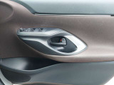 パワーウィンドウのスイッチです。運転席に居ながら窓を開け閉めのコントロールできます!