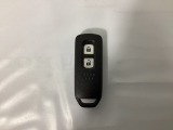 スマートキーを装備しています。鍵を差し込むことなくドアロックの開け閉めと、スタートボタン操作でのエンジンスタートができます。