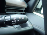 ハイビームアシスト機能が装備されており対向車が接近すると自動的にロービームに切り替えてくれる便利な機能になっております♪