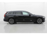 V60の印象的な佇まいは、ディテール処理のわずかな違いによって生み出されています。彫の深いボディーサイドは、鍛え抜かれたキャラクターを浮かびあがらせています。