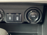 USBチャージャー付きで、スマホなどの充電が手軽に行えます。日常使いにうれしい装備です。
