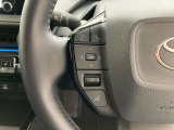 運転中、オーディオの操作をしてて、ハッとしたことはありませんか?ステアリングスイッチは、運転中でもハンドルでオーディオの操作が可能です。安全なドライブをサポートします。