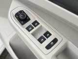 運転席ドアに集約されたパワーウィンドウスイッチで全窓をスマートに操作できます。
