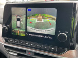 上から見下ろしているような視点で周囲が確認できるアラウンドビューモニターです。上から見下らしているような映像によって縦列駐車もラクラク、駐車が苦手な人の強い味方です!