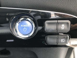エンジンスタートボタンです。キーが車内にあれば、エンジンの始動・停止はブレーキを踏んでスイッチを押すだけ!キーを取り出す手間を省き、ワンプッシュでエンジンを操作するので簡単でスムーズです。